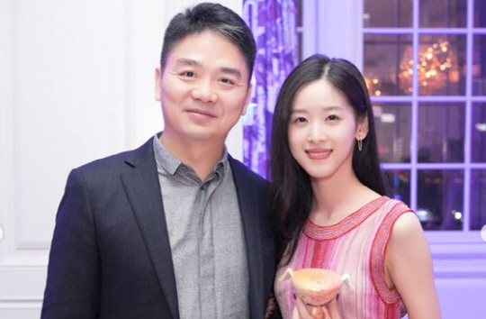 지난 2015년 '흙수저' 출신의 성공한 기업가인 징둥닷컴의 창업주 류창둥(왼쪽) 회장과 결혼한 장저티엔. [장저티엔 인스타그램 캡처]